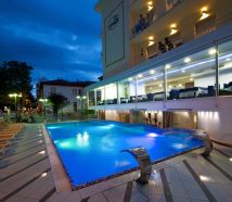 Hotel Cattolica con piscina illuminata di sera